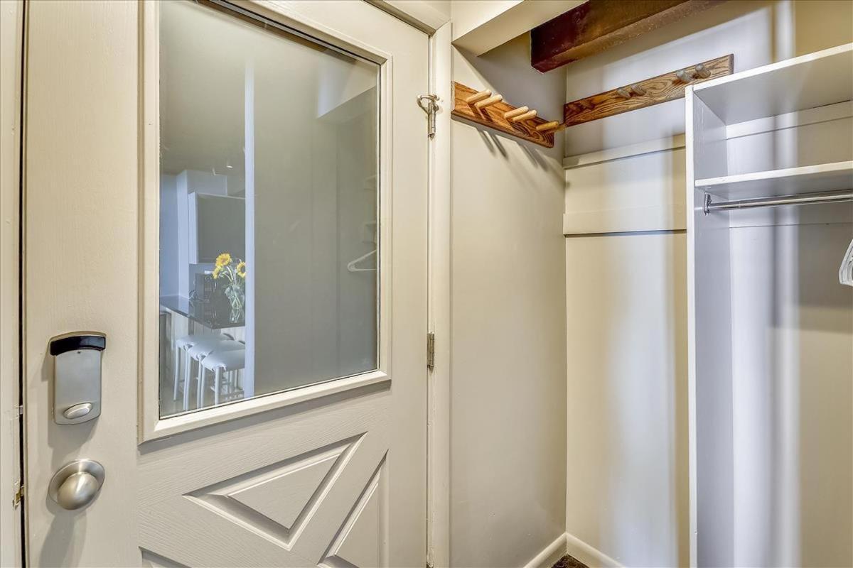 Modern Condo, 1 Block To Gondola - Ideal Vacation Location Apartment