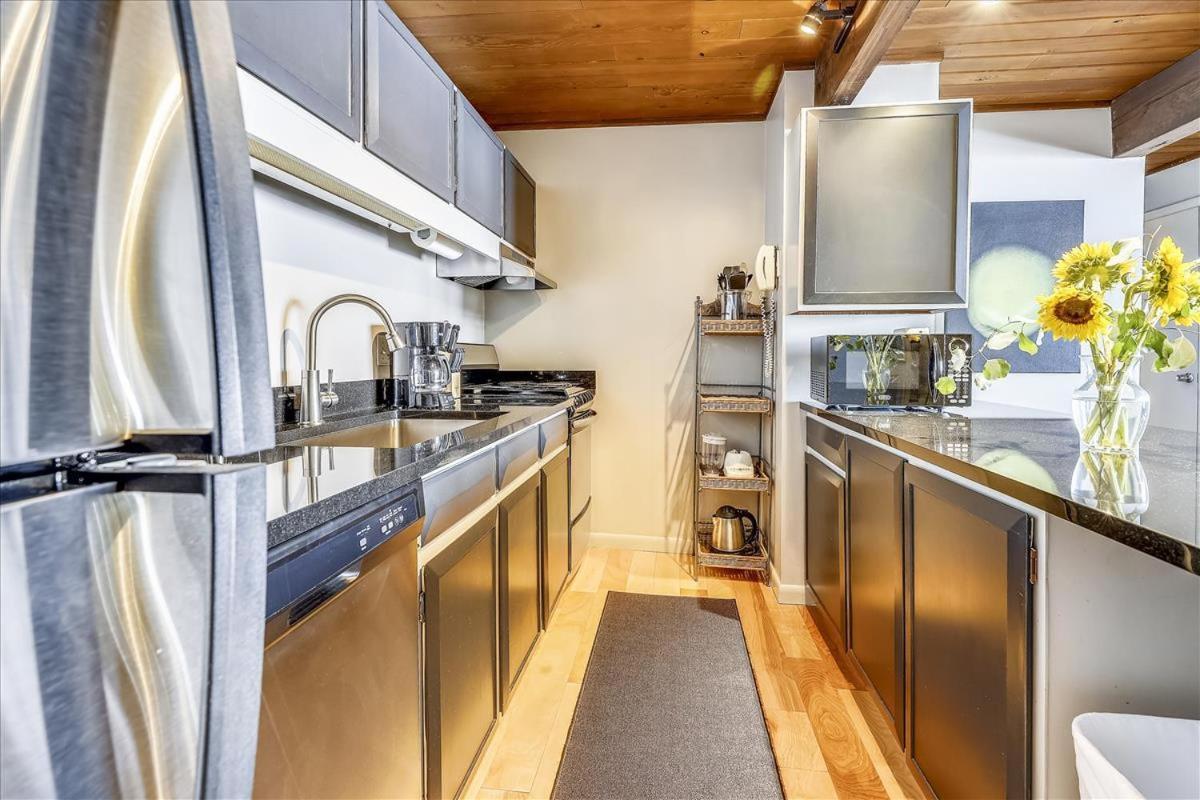 Modern Condo, 1 Block To Gondola - Ideal Vacation Location Apartment