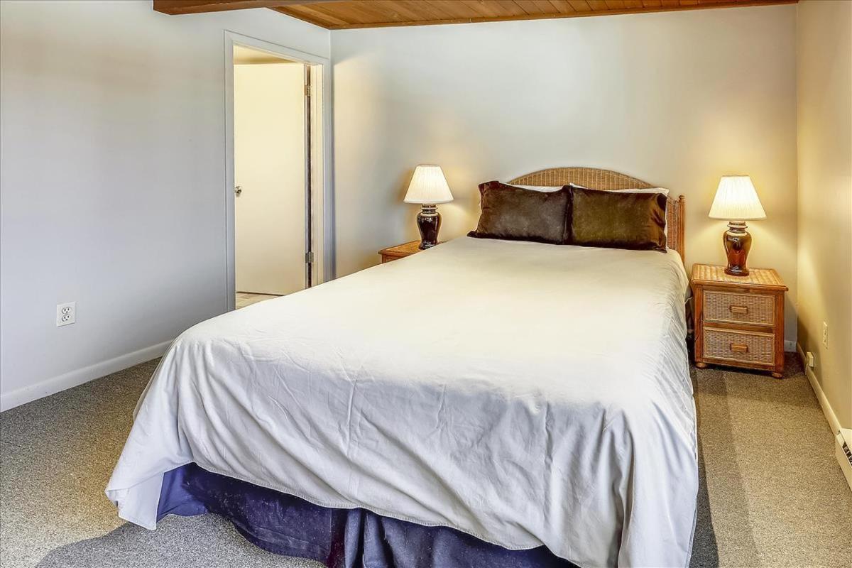 Modern Condo, 1 Block To Gondola - Ideal Vacation Location Apartment