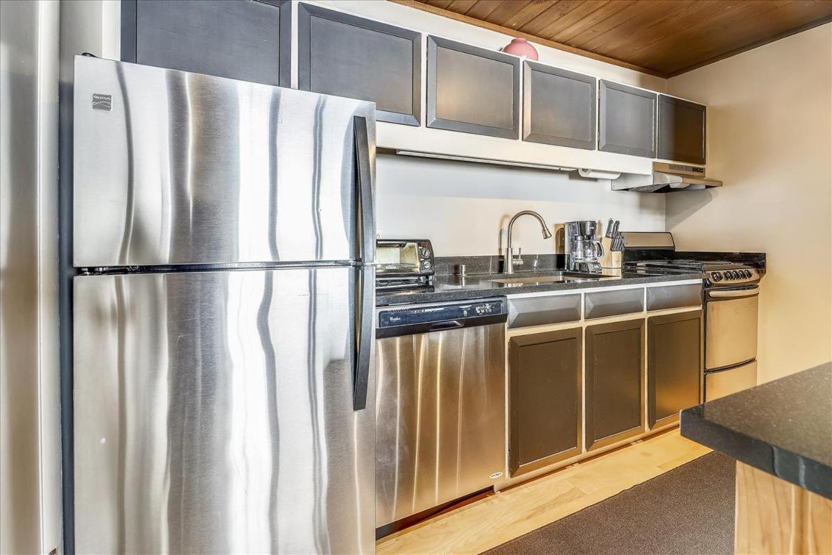 Modern Condo, 1 Block To Gondola - Ideal Vacation Location Apartment *